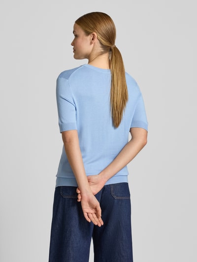 Vrouwenmodel draagt lichtblauw Strickshirt aus Viskose-Mix mit Rundhalsausschnitt van Smith and Soul, slim fit, geribde boorden, ruglengte 56 cm, mouwlengte 23 cm, achterkant volledig zicht. Ganzkörperansicht Rückansicht.
