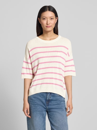 Kobiece model prezentuje Regular Fit Strickshirt aus Leinen-Baumwoll-Mix von Armedangels w jasnym kolorze z różowymi paskami, tekstura dzianiny, Ganzkörperansicht von vorne, damskie strickshirt od Armedangels.
