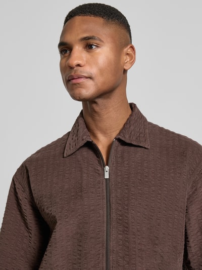Männermodel trägt Regular Fit Freizeithemd mit Strukturmuster von JAKE*S STUDIO MEN, braun, Kentkragen, Reißverschluss, Nahaufnahme Oberkörper.