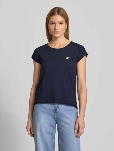 Frauenmodel trägt Regular Fit T-Shirt mit Motiv-Stitching von Christian Berg Woman aus Reiner Baumwolle, dunkles Blau, Rundhalsausschnitt, Rückenlänge 62 cm bei Größe S, Ganzkörperansicht von vorne.