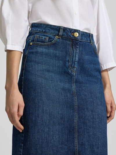 Kobiece modelka nosi Regular Fit Rock in Denim-Optik von Christian Berg Woman, mieszanka bawełny elastycznej, długość do kolan, 5 kieszeni, zapięcie na guzik i zamek błyskawiczny, szerokość w rozmiarze 36: 39 cm, całkowita długość: 57 cm, imitacja denimu, z przodu detaliczny widok na górną część spódnicy