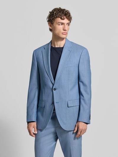 Mężczyznamodel nosi marynarkę na 2 guziki Slim Fit 2-Knopf-Sakko mit Pattentaschen Modell 'Grant' von Pierre Cardin, mieszanka żywej wełny, kołnierz z połami, kieszenie z patką, długość tyłu w rozmiarze 50: 74 cm, szerokość ramion w rozmiarze 50: 47 cm, długość rękawów w rozmiarze 50: 64 cm, jasnoniebieski kolor, gładka faktura, Ganzkörperansicht z przodu.