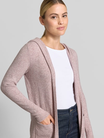 Frauenmodel trägt Regular Fit Cardigan mit Kapuze Modell 'DOFFY' von VERO MODA in hellem Rosaton, glatte Textur, Nahaufnahme Oberkörper.