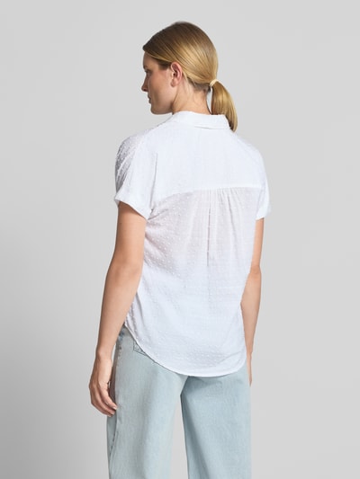 Frauenmodel trägt Regular Fit Bluse im Allover-Look mit V-Ausschnitt von Christian Berg Woman in Weiß, reine Baumwolle, Rückansicht Ganzkörperansicht