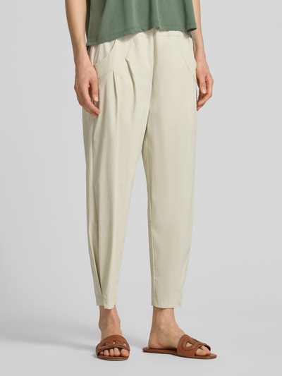 Frauenmodel trägt Hose mit elastischem Bund Modell 'Rachell' von STEHMANN, Beige, Barrel Fit, Viskose-Mix, Nahaufnahme Unterkörper.