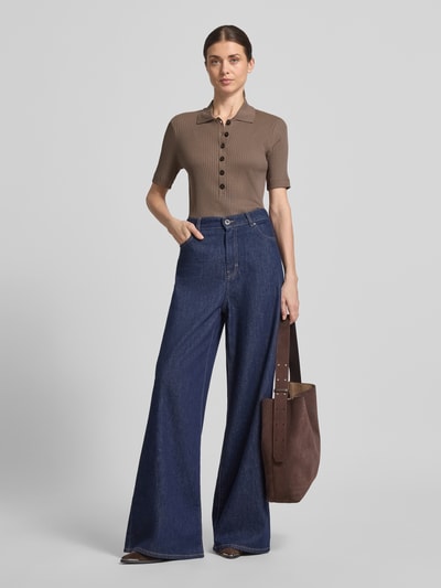 Kobiece modelka nosi koszulkę polo 'Slim Fit Poloshirt aus Baumwoll-Modal-Mix' od Marc O'Polo, efekt: jednolity kolor, krój slim fit, aplikacja z wyhaftowanym logo, kołnierzyk polo, krótkie zapięcie na guziki, krótki rękaw, prążkowana dzianina, mieszanka bawełny i modalu; całkowity widok z przodu.