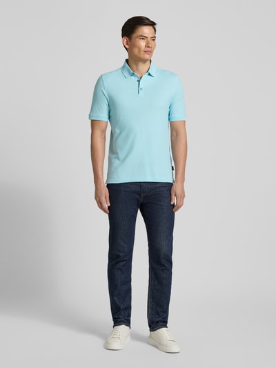 Männermodel trägt Slim Fit Poloshirt mit Strukturmuster von bugatti in Hellblau, Baumwolle, Knopfleiste, Ganzkörperansicht von vorne.