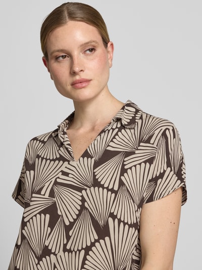 Frauenmodel trägt Knielanges Kleid aus Viskose mit Umlegekragen von Betty Barclay, abstraktes Muster in Beige und Braun, V-Ausschnitt, Reine Viskose, Straight Fit, Knielänge, Kurzarm, Rückenlänge 77 cm, Brustweite 48 cm, Ärmellänge 14 cm, Nahaufnahme Oberkörper.