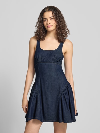 Frauenmodel trägt Minikleid in Denim-Optik Modell 'Eva' von Topshop aus reiner Baumwolle, taillierte Passform, Ärmelloses-Design, Dunkelblau, Ganzkörperansicht von vorne.