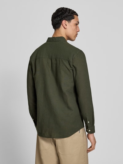 Männermodel trägt Slim Fit Freizeithemd aus Baumwoll-Leinen-Mix Modell 'CAIDENLS SOLID' von Only & Sons, Optik: Unifarben, Rückenpasse, Ganzkörperansicht Rückansicht.