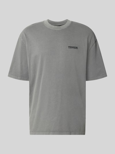 Produktfoto, Oversized T-Shirt aus Baumwolle Modell 'Hattem' von Pegador in Grau, Rundhalsausschnitt, dezentes Label-Detail, glatte Textur