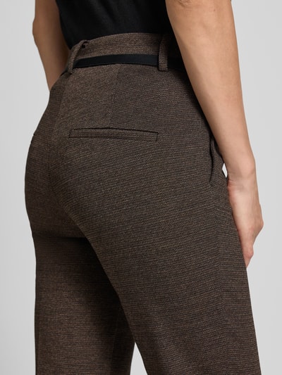 Frauenmodel trägt Weite Hose aus Viskose Modell-Mix 'FRANCOISE' von CAMBIO, braun gemustert, feine Textur, Nahaufnahme Rückansicht. Damen Weite Hose von CAMBIO.