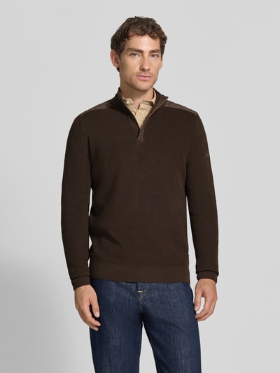Männermodel trägt gebreide pullover met schoudervulling van bugatti in donkerbruin, puur katoen, recht model, schipperskraag, ribboorden, ruglengte maat M 68 cm, mouwlengte maat M 70 cm, ganzkörperansicht van voren.