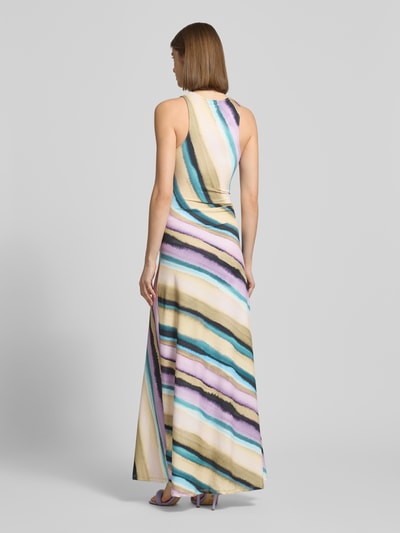Männermodel trägt Slim Fit Maxikleid Modell 'Tsane' von Topshop, elastyczny materiał, marszczenia, okrągły dekolt, długość 151 cm, szerokość w rozmiarze S: 30 cm, pastelowe paski, maxi, bez rękawów, widok całej sylwetki z tyłu