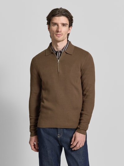Męski model nosi Slim Fit Pullover mit Polokragen Modell 'GUNA' od Samsøe Samsøe, brązowy, prążkowana tekstura, widok z przodu, zdjęcie całej sylwetki.