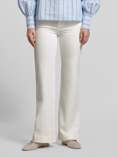 Vrouwenmodel draagt Bootcut Jeans im 5-Pocket-Design van Stefanel, wit, katoenmix met stretch, uitlopende fit, knoop- en ritssluiting, vooraanzicht, close-up van de onderlichaam.