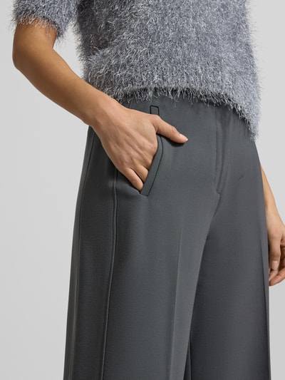 Kobiece modelka nosi Bundfaltenhose mit Eingrifftaschen Modell 'CATSBY DELIGHT' od Someday, szare z szeroką nogawką, materiał z domieszką wiskozy, długość wewnętrzna 81 cm, szerokość w rozmiarze 36: 39 cm, boki kieszeni, widok z przodu, zbliżenie na biodra