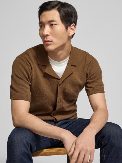 Männermodel trägt Regular Fit Freizeithemd mit Reverskragen Modell 'LINDHOLM' von Casual Friday, braun, katoenmix, Nahaufnahme Oberkörper.