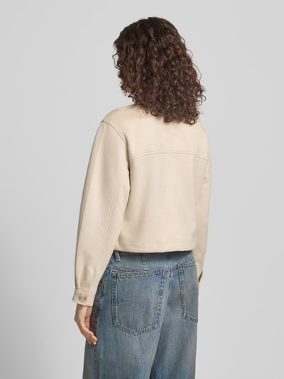 Frauenmodel trägt Regular Fit Jacke in Lederoptik mit Brustpattentaschen Modell 'BELICIA LIFE' von Only, Velourslederoptik, beige, unifarben, Ganzkörperansicht Rückansicht.