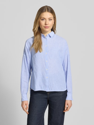 Kobiece model prezentuje Regular Fit Bluse aus Leinen-Baumwoll-Mix Modell 'LUCY' von 0039 Italy, krój regular fit, mieszanka lnu i bawełny, kołnierzyk koszulowy, długość tyłu 67 cm, długość rękawów 46 cm, jasnoniebieska, prosta faktura, Ganzkörperansicht von vorne.