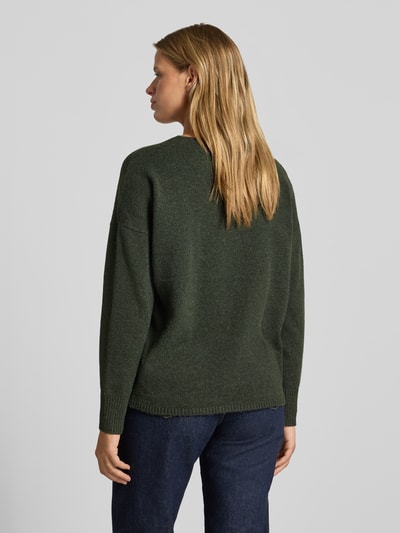 Vrouwenmodel draagt Relaxed Fit pullover met v-hals van ONLY in donkergroen, effen structuur, Dames pullover, volledige achteraanzicht
