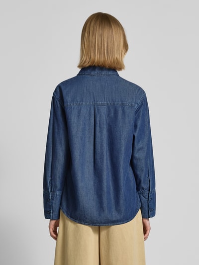 Frauenmodel trägt Regular Fit Hemdjacke in Denim-Optik von MAC aus Baumwoll-Lyocell-Mix, dunkles Blau, strukturierte Oberfläche, Ganzkörperansicht Rückansicht.
