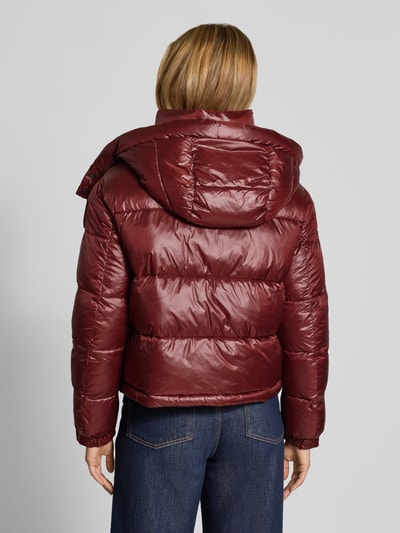 Frauenmodel trägt Regular Fit Jacke mit Sorona-Füllung Modell 'GLORIA' von Blauer USA, glänzendes Dunkelrot, Stepp-Optik, Ganzkörperansicht Rückansicht.