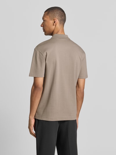 Männermodel trägt Regular Fit Poloshirt aus reiner Baumwolle Modell 'DEABONO' von HUGO in Optik: Unifarben, Ganzkörperansicht Rückansicht.