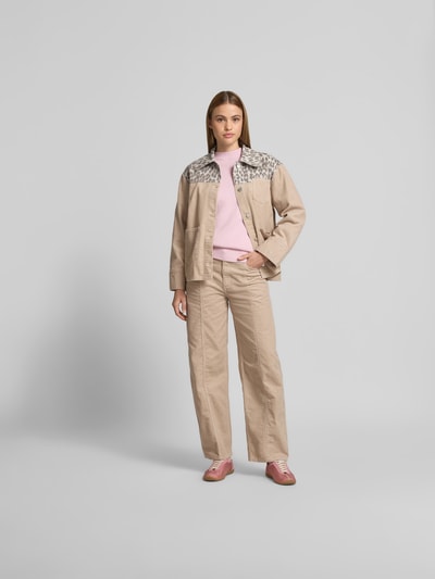 Frauenmodel trägt Straight Fit Cordhose mit Logo-Patch von BAUM & PFERDGARTEN, beige, reine Baumwolle, mit Taschen, Gerade geschnitten, Ganzkörperansicht von vorne