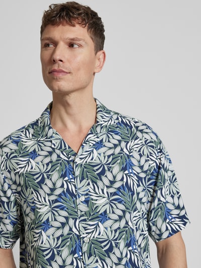 Männermodel trägt Regular Fit Freizeithemd aus reiner Viskose Modell 'Resort' von MCNEAL, floraler Motiv-Print, Nahaufnahme Oberkörper.