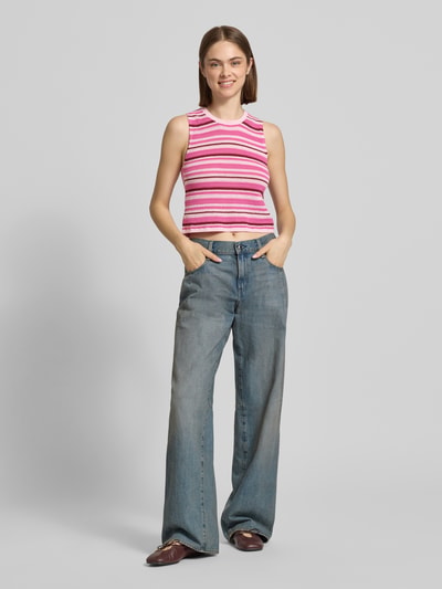 Frauenmodel trägt Stricktop mit Rundhalsausschnitt Modell 'ZUSANNAH' von JJXX in Pink-Weiß mit Baumwollstruktur, Straight Fit, Ganzkörperansicht von vorne.