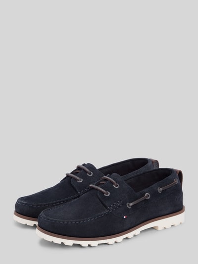 Produktfoto, Loafer aus echtem Leder von Tommy Hilfiger in dunkler Lederoptik mit Schnürung, Logo-Patch und Logo-Prägung auf heller Sohle