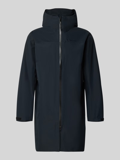 Produktfoto, Regular Fit Mantel mit Logo-Detail Modell 'Treeline' von Peak Performance in Dunkelblau mit Kapuze, Zweiwege-Reißverschluss, Eingrifftaschen, glatte Oberfläche, Maße laut Beschreibung.