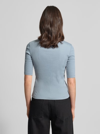 Vrouwenmodel draagt Regular Fit Longsleeve met ronde hals model 'Selay' van Drykorn, katoen, structuurpatroon, achterkant, geheellichaamsaanzicht rugaanzicht.