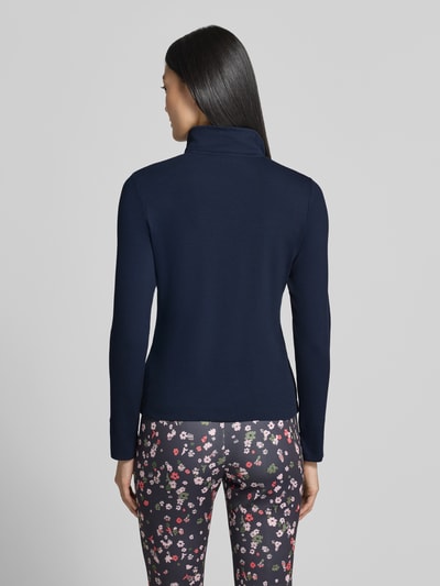 Frauenmodel trägt granatowe Slim Fit Longsleeve aus Baumwoll-Mix von Marc Cain, gładka tkanina, Stójka, listwa guzikowa, Długość tyłu w rozmiarze 36: 55 cm, Ganzkörperansicht Rückansicht