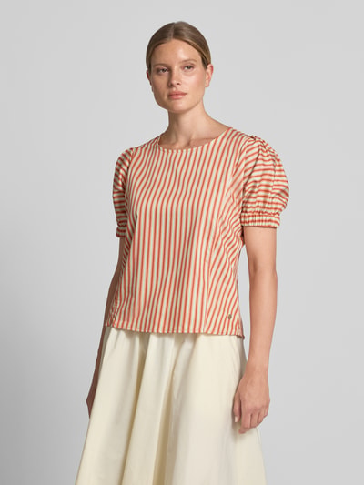 Frauenmodel trägt Regular Fit Bluse im Allover-Look von Fynch-Hatton, orange-weiße Streifen, reine Baumwolle, Puffärmel, Rundhalsausschnitt, Ganzkörperansicht von vorne.