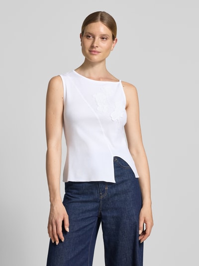 Frauenmodel trägt Regular Fit Top aus reiner Baumwolle Modell 'BAGAGLI' von MAX&Co., weiß, glänzende Stoffstruktur, Ganzkörperansicht von vorne.