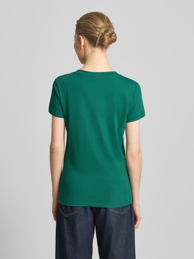 Frauenmodel trägt Regular Fit T-Shirt aus reiner Baumwolle Modell 'C_ESOGO_3' von BOSS Orange, unifarben grün, Ganzkörperansicht Rückansicht.