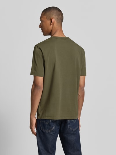 Męskimodel nosi Regular Fit T-Shirt aus Baumwoll-Mix Modell 'TCHUP' von BOSS Orange, oliwkowy kolor, prosta tekstura, Ganzkörperansicht Rückansicht.