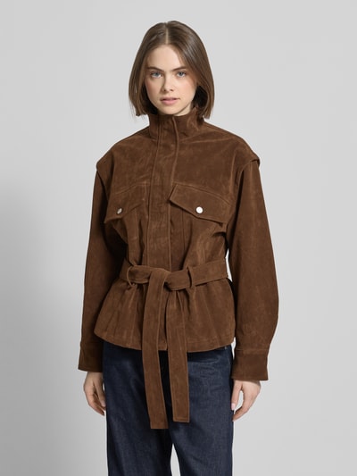 Vrouwenmodel draagt Jacke in Leder-Optik Modell 'HARPER' van Topshop, mix van viscose en katoen, regular fit, opstaande kraag, strikceintuur, bruine tinten, borstzakken, gladde textuur, voorkantaanzicht van het hele lichaam.