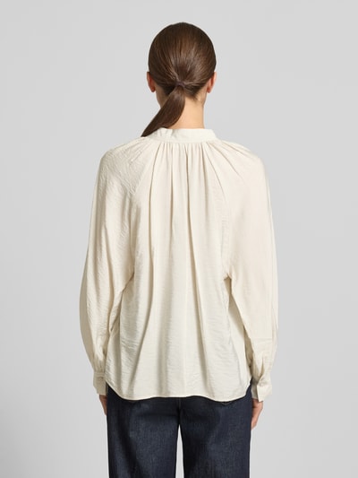 Frauenmodel trägt Bluse aus Viskose-Mix mit Serafino-Ausschnitt von Christian Berg Woman in Creme, lockere Passform, Sportmanschetten, Rückenlänge 61 cm, Ärmellänge 64 cm, Ganzkörperansicht Rückansicht