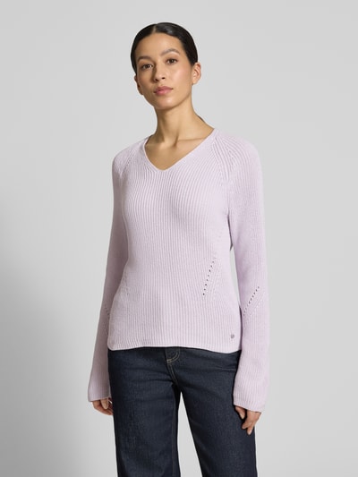 Frauenmodel trägt Regular Fit Strickpullover aus reiner Baumwolle Modell 'C_FARDELLINA' von BOSS Orange in hellem Fliederton, V-Ausschnitt, langarm, gerade Form, unifarbene Optik, Nahaufnahme Oberkörper.