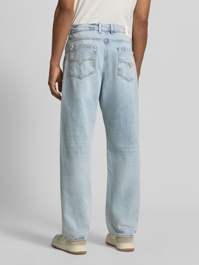Männermodel trägt Straight Fit Jeans im 5-Pocket-Design Modell 'Damon' von Guess, helle Waschung, reine Baumwolle, Ganzkörperansicht Rückansicht.
