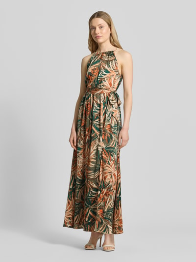 Frauenmodel trägt Maxikleid mit floralem Allover-Print von Apricot in Orange-Grün, ärmellos, tailliert, Stoffgürtel, Ganzkörperansicht von vorne
