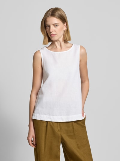 Frauenmodel trägt Blusentop aus Leinen mit Rundhalsausschnitt von Christian Berg Woman, Regular-Fit, breite Träger, Weiß, Rückenlänge 54 cm, Ganzkörperansicht von vorne.