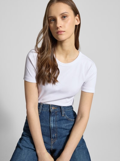 Vrouwenmodel draagt Slim Fit T-Shirt uit bio-katoenmix model 'VAL LIFE' van Only, effen wit, ribstructuur, ronde hals, korte mouw, close-up bovenlichaam