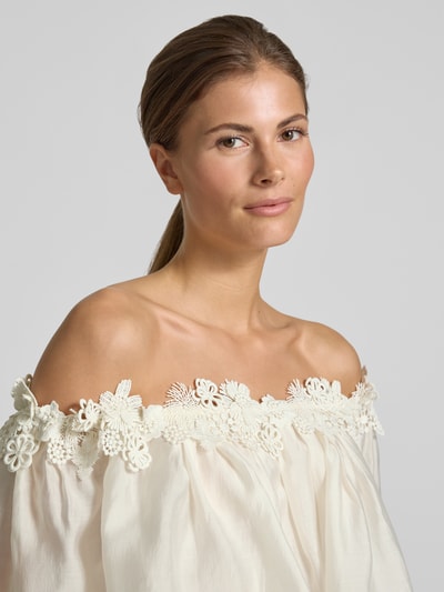 Frauenmodel trägt Regular Fit Bluse im Off-Shoulder-Look Modell 'MOLLY' von Copenhagen Muse, Lyocell-Mix, Spitze, Nahaufnahme Oberkörper