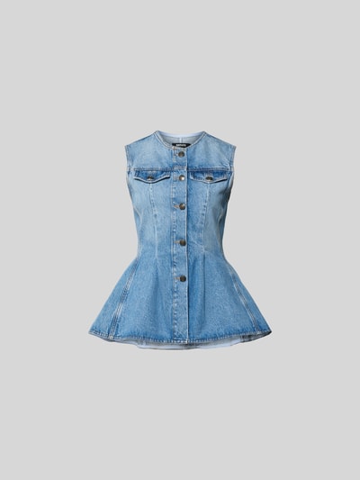 Produktfoto, Flared Fit Top in Denim-Optik von ROTATE aus reiner Baumwolle mit durchgehender Knopfleiste und Brusttaschen, hellblau