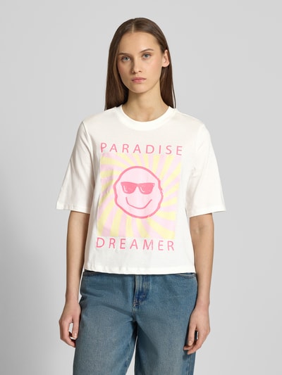 Frauenmodel trägt Relaxed Fit T-Shirt aus reiner Baumwolle Modell 'CARTY' von ONLY, Optik: Unifarben, Motiv-Print, Rundhals, Kurzarm, Jersey, Ganzkörperansicht von vorne.