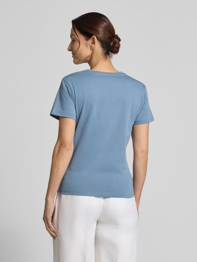 Frauenmodel trägt Regular Fit T-Shirt aus reiner Baumwolle von Marc O'Polo in Unifarbe mit Label Print, Rundhals, Kurzarm, Ganzkörperansicht Rückansicht.